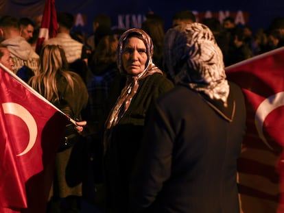 Seguidores del candidato de la oposición, Kemal Kilicdaroglu, en la sede del CHP durante la celebración de las elecciones del domingo.