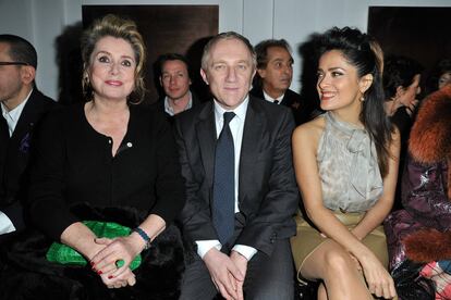 Catherine Deneuve, Francois-Henri Pinault y Salma Hayek. El mito, el jefe y la primera dama oficiosa de la moda francesa. Carne de primera fila.