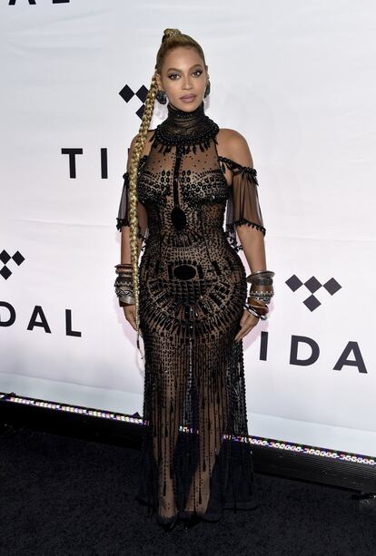 Beyoncé foi ao concerto Tidal X: 1020 Amplified vy HTC em Nova York usando um ajustadíssimo e transparente vestido preto com jóias de Philipp Plein. Apostou também em uma longa trança que lhe chegava até as coxas.