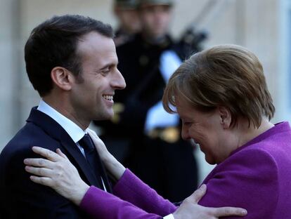 El presidente francés, Emmanuel Macron, recibe este viernes a la canciller alemana Angela Merkel en el Elíseo. REUTERS/Christian Hartmann