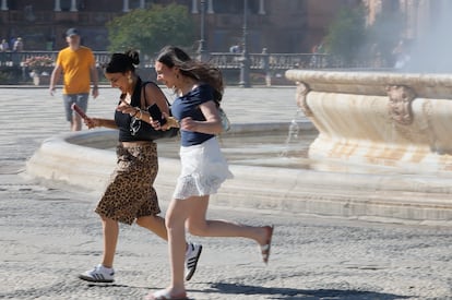 Dos mujeres caminan por la Plaza de España de Sevilla, el pasado lunes.