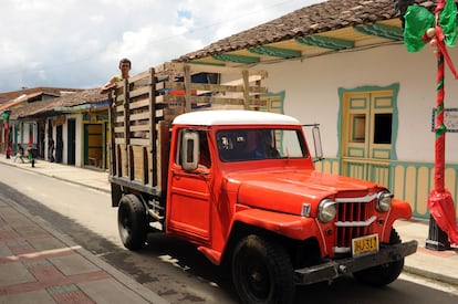 Desde el mirador de esta localidad del departamento del Quindío se observa gran parte del valle del Cocora, donde se cultiva la Palma de Cera, uno de los árboles insignia de la región y de Colombia. En sus pocas calles se concentra una pequeña representación de la arquitectura cafetera y es habitual ver pintorescos vehículos todoterreno que acuden a alguna de las fincas cafeteras de la región. Por la calle Real de Salento paseó el liberador Simón Bolívar.