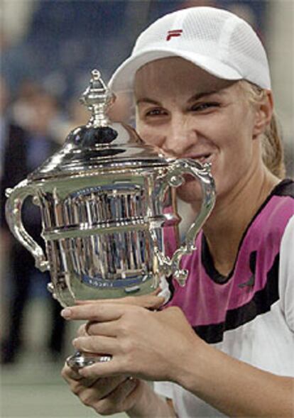 Kuznetsova posa con el trofeo del Open USA.
