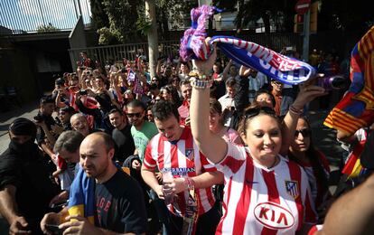 Aficionados del Atlético en alrededores del estadio Camp Nou, horas antes del último partido de liga entre el Barça y el Atlético de Madrid.