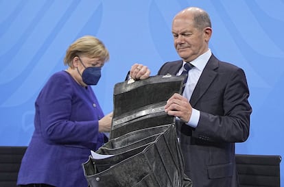 La canciller alemana en funciones, Angela Merkel, comparece en rueda de prensa el jueves junto a su previsible sucesor y todavía vicecanciller, Olaf Scholz.