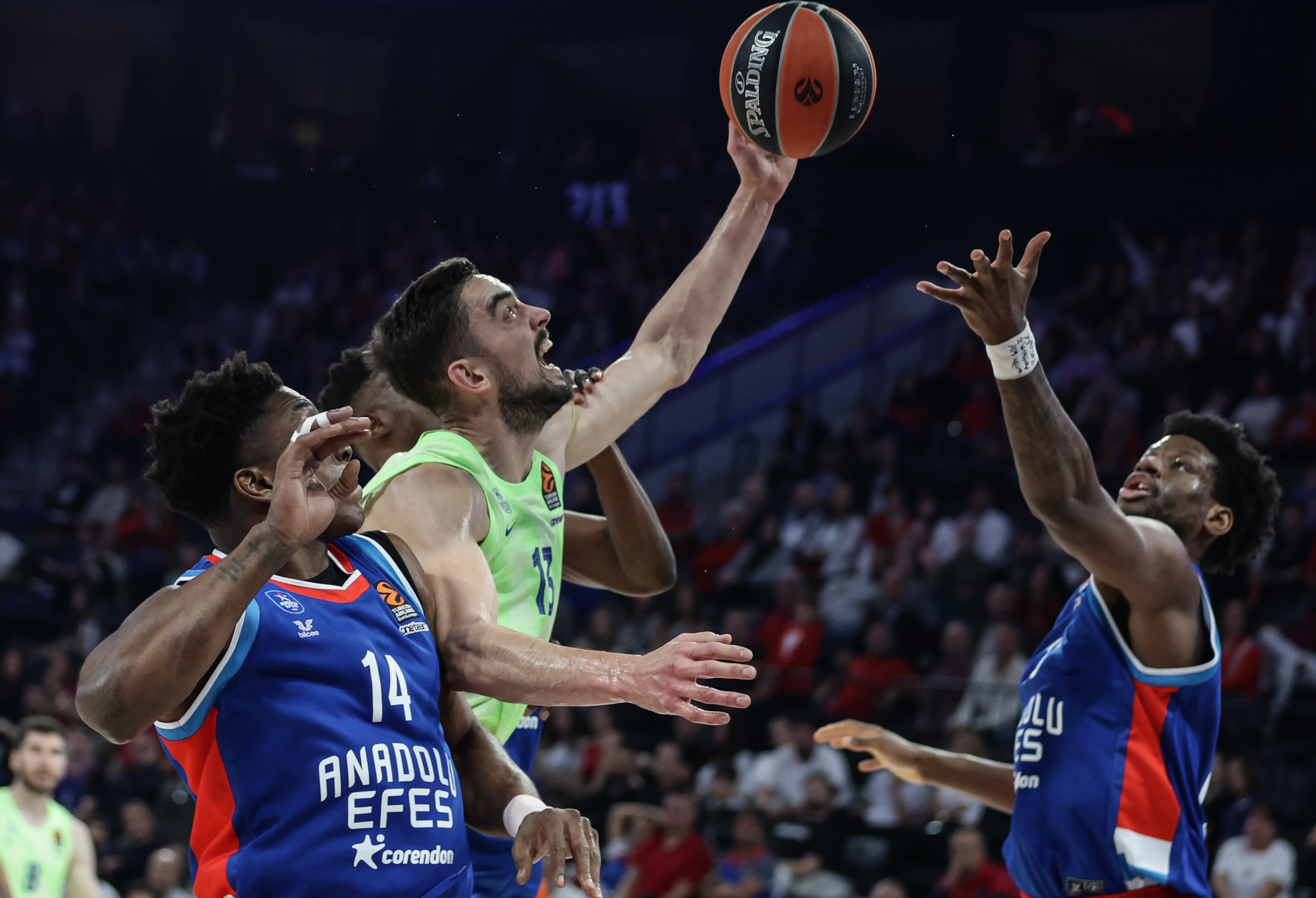 "El Baloncesto Callejero del Barcelona: Transformando el Juego y Desconcertando al Anadolu Efes"