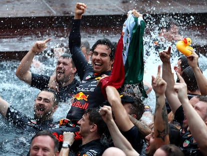 Checo Pérez celebra junto a su equipo de Red Bull la victoria en el Gran Premio de Mónaco, el 29 de mayo de 2022.