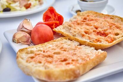 Es una de las grandes cuestiones: ¿primero echo el aceite y luego el tomate? Nos lo aclara Juan Bachero, director de Can Punyetes, uno de los templos dedicados a las tostadas. “El tomate hay que untarlo sobre el pan. Hay quien lo tritura, pero no hay que hacerlo así porque entonces el pan chupa el líquido y se queda blando. Luego se echan unas gotas de aceite. Si se echa primero el aceite luego el pan no se va a impregnar de tomate, porque resbala”, argumenta. Cómo se hace, entonces. El tomate debe ser maduro, se corta por la mitad y se restriega por el pan. Después del tomate y el aceite, se pone una pizca de sal. Riquísimo.