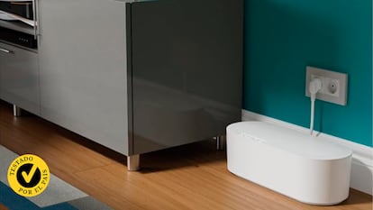 Un salón con una caja organizadora de cables