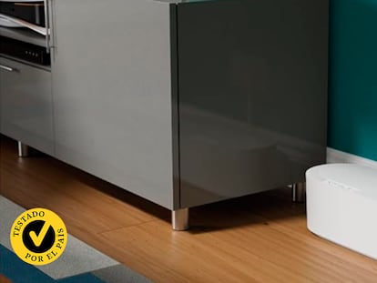 Un salón con una caja organizadora de cables