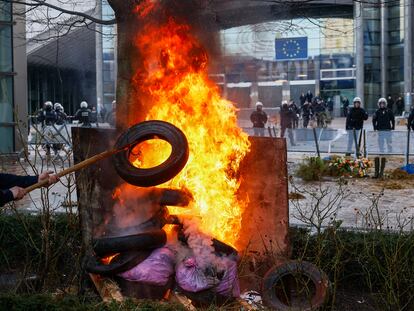 Protesta de agricultores en el centro de Bruselas, este jueves.