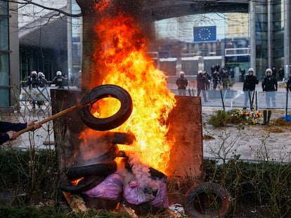 Protesta de agricultores en el centro de Bruselas, este jueves.