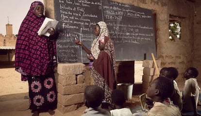 Una profesora imparte clases a sus alumnos en la aldea de Guéchémé, en Níger, en noviembre de 2015.