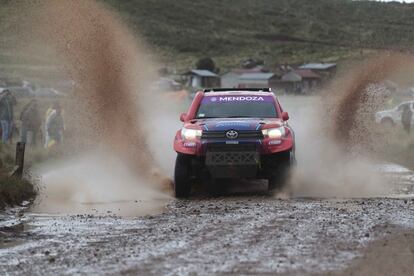 El piloto argentino Lucio ?lvarez compite durante la sexta etapa del Rally Dakar 2018 en la regin de Guaqui (Bolivia), el jueves 11 de enero de 2018. 