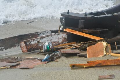 Restos de la embarcación en una playa de Steccato di Cutro.