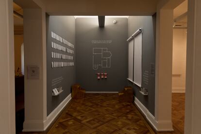 Una sala de la exposición en la que la artista pregunta al visitante, ¿cuál de las obras no debió realizar?