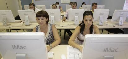 Trabajadores asistentes a un curso de formaci&oacute;n.
 