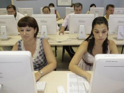 Trabajadores asistentes a un curso de formaci&oacute;n.
 