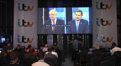 Un grupo de periodistas ve en directo el debate entre Boris Johnson, a la izquierda, y Jeremy Hunt, este martes en Salford, Reino Unido. 