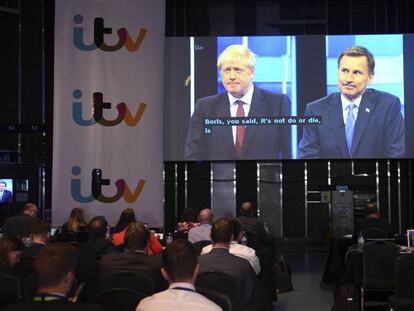 Un grupo de periodistas ve en directo el debate entre Boris Johnson, a la izquierda, y Jeremy Hunt, este martes en Salford, Reino Unido. 