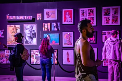 Asistentes visitan la exposición  “Shakira, estoy aquí experience”, ubicada en calle Frontera 88, en la colonia Roma, en Ciudad de México, el 21 de marzo de 2025.