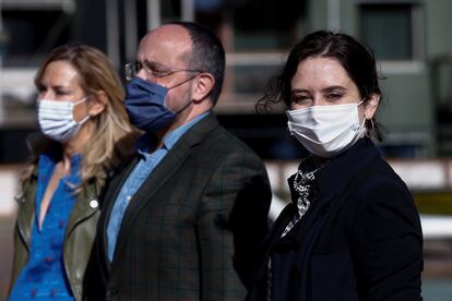 Isabel Díaz Ayuso, junto a la vicesecretaria de organización del PP, Ana Beltrán, y el candidato del partido a la Generalitat, Alejandro Fernández, en un acto en Barcelona.