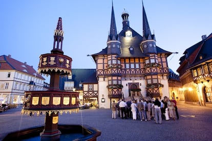 Perdida en las montañas del Harz, Wernigerode extiende sus calles adoquinadas y sus casas de picudos tejados rojizos a los pies de un castillo fantasioso, como de cuento; de origen medieval, ese bastión fue recreado a finales del siglo XIX con no poca imaginación. Pero la estampa más genuina (y repetida) es la de su Ayuntamiento gótico (en la foto), en la Marktplatz, con dos torretas afiladas que le dan aspecto de catedral laica. Delante de él se monta cada Adviento uno de los mercadillos navideños más coloristas.