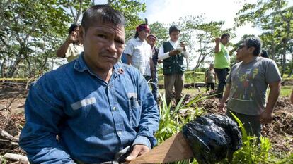 Un habitante de Nuevo Andoas muestra residuos de petr&oacute;leo.