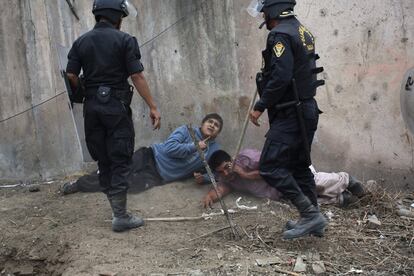 La policía antidisturbios detiene a unos jóvenes durante una protesta en Lima (Perú).