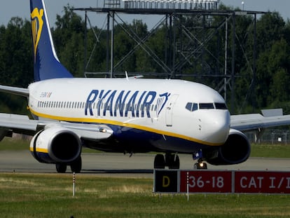 Boeing 737-8AS de Ryanair, aterrizando en el aeropuerto internacional de Riga (Lituania).