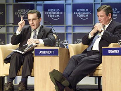 Ashcroft, junto a Uribe, durante su participación esta mañana en un debate en el foro de Davos.
