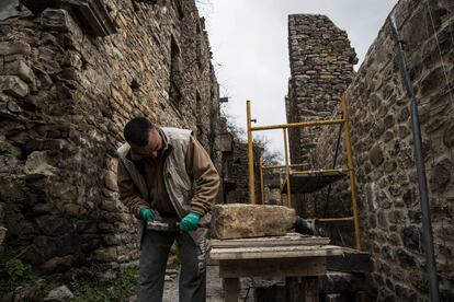 Trabajos de reconstrucción en una calle de Jánovas. 