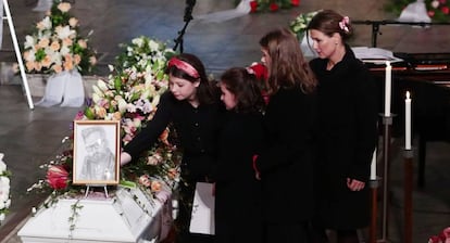 Emma Tallulah, Leah Isadora y Maud Angelica junto a su madre, Marta Luisa de Noruega, en el funeral de su padre, Ari Behn.