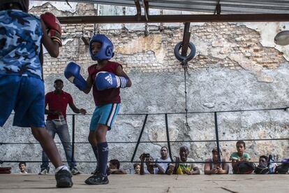 El solar convertido en gimnasio se llena con padres y familiares cada viernes cuando se celebran combates entre los alumnos. Es cuando se demuestra la pasión que existe en Cuba por este deporte.