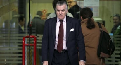 Luis Bárcenas, saliendo de la Audiencia Nacional.