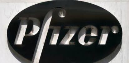 Logo de Pfizer en un edificio de Manhattan, en Nueva York.