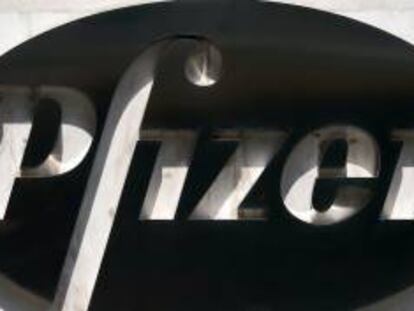 Logo de Pfizer en un edificio de Manhattan, en Nueva York.