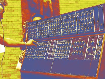 Robert Moog ajusta el sintetizador musical que él mismo creó para un concierto en 1969.