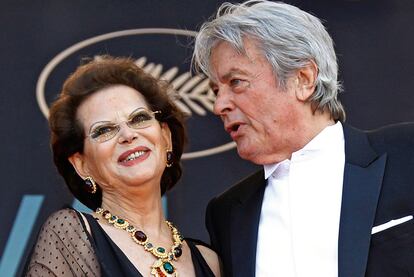 Los actores Claudia Cardinale y Alain Delon posan a su llegada a la proyección de <i>Le Guepartd</i> en Cannes.