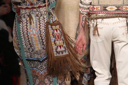 Flecos, ponchos y estampados navajo en el desfile de Etro, que cubrió la pasarela de arena.