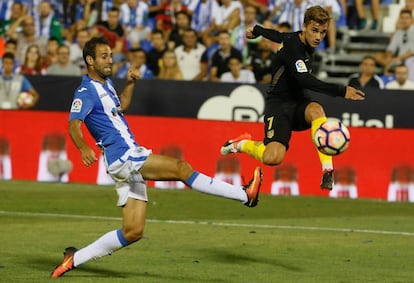 Griezmann remata de volea ante Víctor Díaz en Butarque.