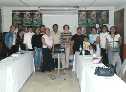 Amaya Renobales (en el centro), junto a miembros del sindicato de trabajadores del turismo de Quintana Roo.