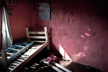 Interior de la casa de Víctor Echevarría el día después de las inundaciones. El nivel del agua ya había bajado y la familia pudo entrar a la casa y comprobar los daños. Todas sus pertenencias quedaron inservibles.