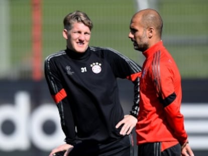 Guardiola xerra amb Schweinsteiger en l'entrenament.