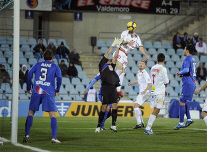 El delantero del Mallorca salta para rematar el córner y marcar el primer gol ante el Getafe