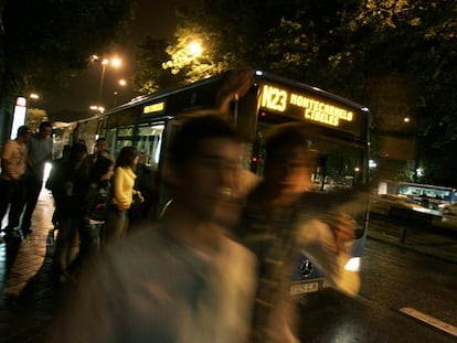 Varios jóvenes suben a un 'búho' de la línea nocturna N23, que cubre el recorrido desde Cibeles hasta Montecarmelo.