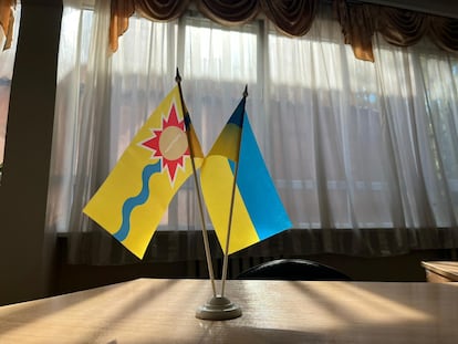 La bandera de Energodar, a la izquierda, luce junto a la de Ucrania en la sede provisional que disponen a modo de Ayuntamiento en el exilio en Zaporiyia.