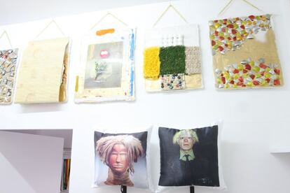 Andy Warhol y una máscara africana. Los juegos de espejos abundan en 'Hut 1 Paintings 4'. En otro de ellos se muestra al propio Mike Swaney al lado de la duquesa de Alba, con una expresión similar.
