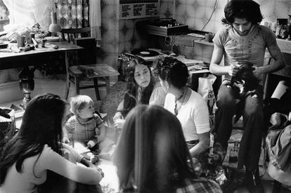 Sabina con un gato y varios amigos en su apartamento de Candem Town, en 1975.