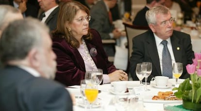 Elvira Rodríguez, presidenta de la Asamblea de Madrid, y Pedro Castro, alcalde de Getafe y presidente la Federación Española de Municipios y Provincias.